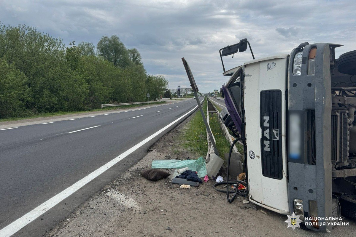 У Коротичі перекинулася вантажівка MAN: травмувалися батько та син